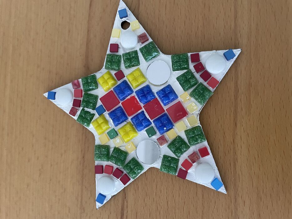 Kinder-Workshop „Mosaikstern basteln: Stück für Stück zum Stern"
